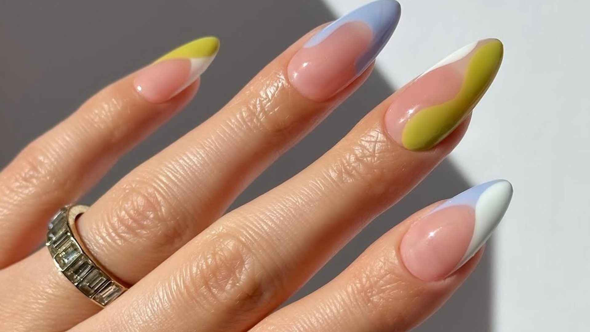 Τα nail designs που είναι εμπνευσμένα από τον οίκο Pucci θα σας χαρίσουν το πιο παιχνιδιάρικο μανικιούρ 1