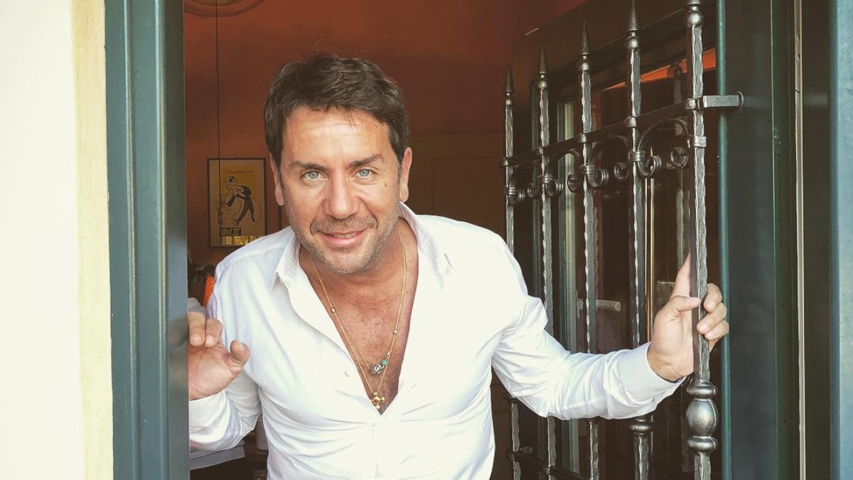 Η ακούσια νοσηλεία του Γιώργου Μαζωνάκη λέει περισσότερα για το ελληνικό σύστημα ψυχικής υγείας, παρά για τον ίδιο 1