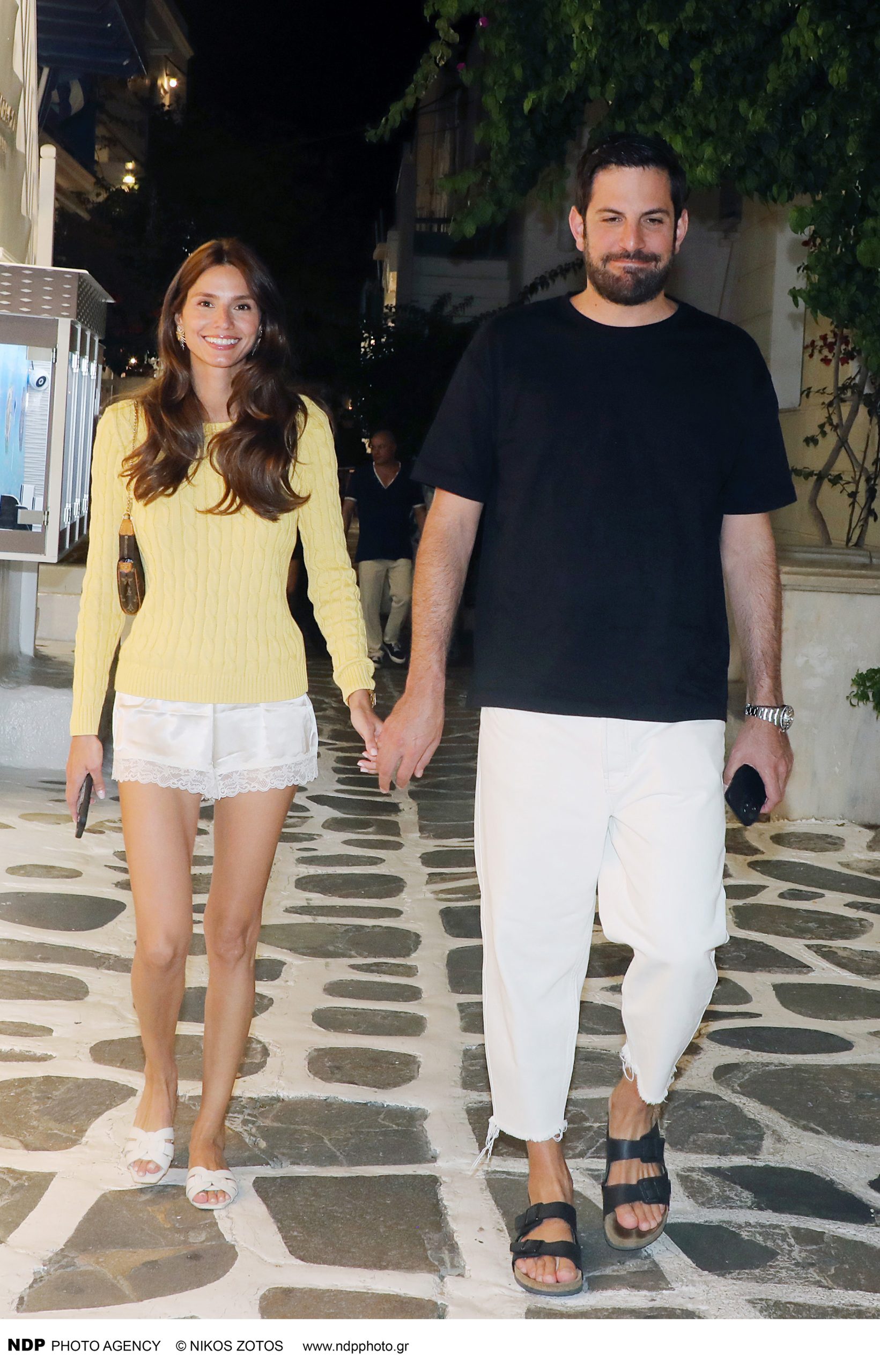 Ηλιάνα Παπαγεωργίου – Γιάννης Καραβασάνης: Χέρι-χέρι στη νυχτερινή Μύκονο σε σπάνιες λήψεις 2