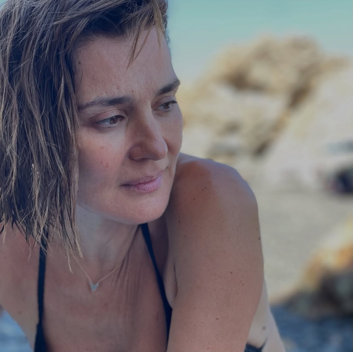 Η Μαρία Ναυπλιώτου αγκαλιάζει τον Αύγουστο χωρίς φίλτρα 3