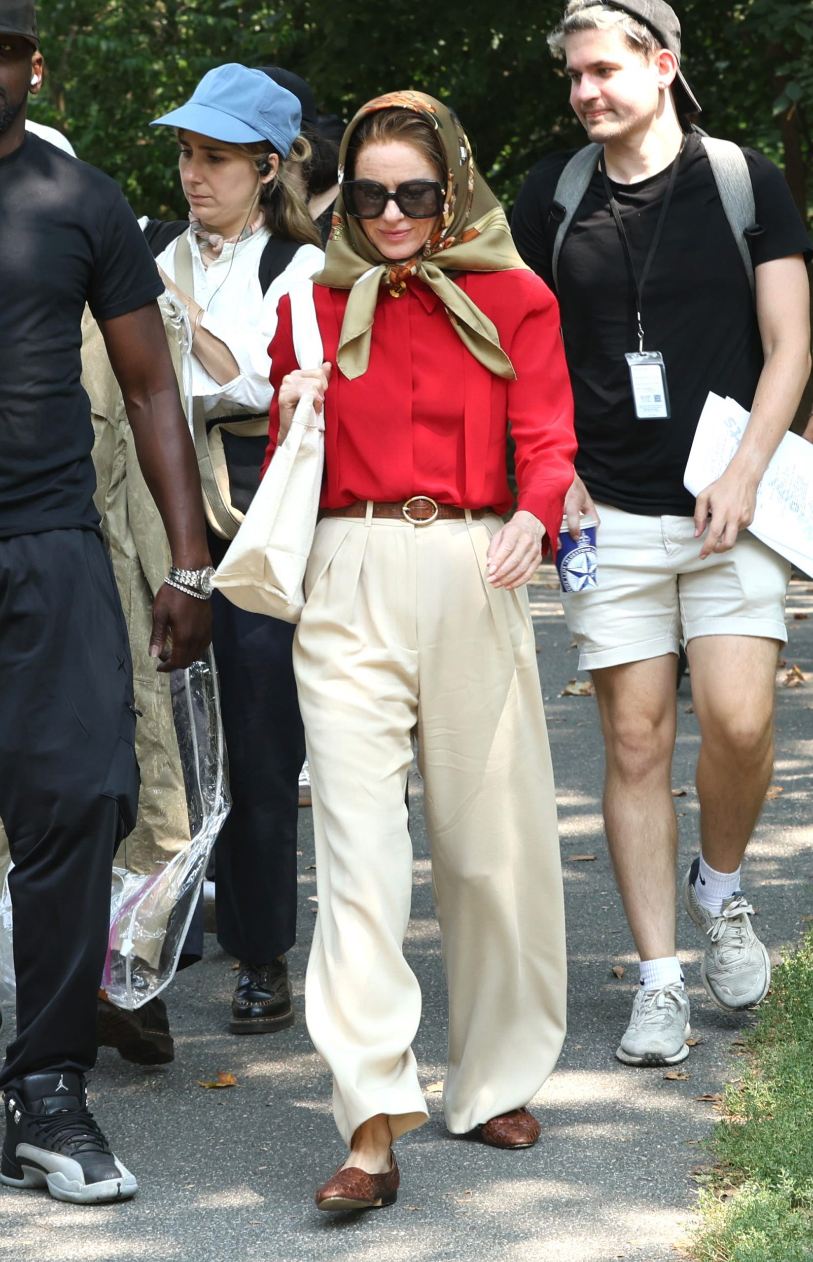 Ούτε mesh μπαλαρίνες, ούτε σουέντ sneakers: Αυτά τα φλατ παπούτσια θα φορούσε η Jackie O το 2025 2