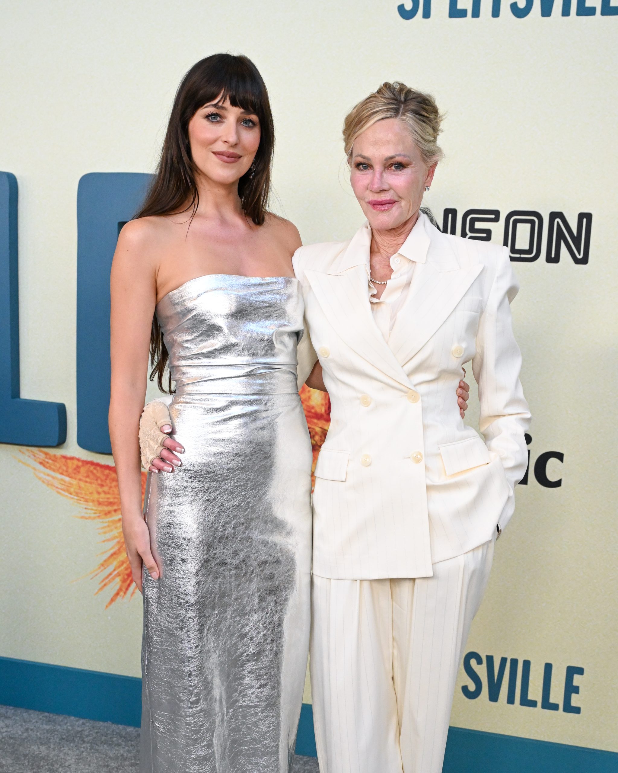 Σπάνια δημόσια εμφάνιση για τη Dakota Johnson με την iconic μητέρα της Melanie Griffith 2