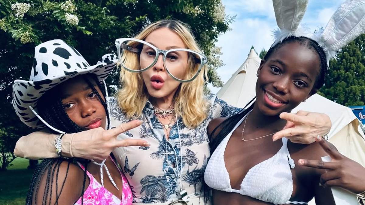 Η Madonna γιόρτασε τα γενέθλια των δίδυμων κοριτσιών της με τούρτα Labubu 1