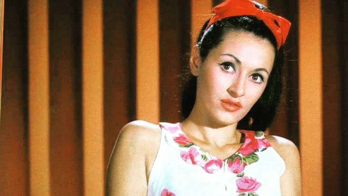 Η Μάρθα Καραγιάννη με τον Ρόμπερτ Μίτσαμ το 1958 στη “Σπηλιά του Παρασκευά” στον Πειραιά 1