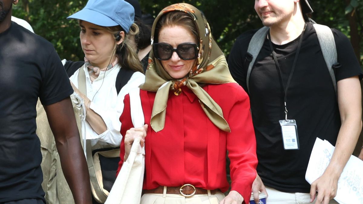 Ούτε mesh μπαλαρίνες, ούτε σουέντ sneakers: Αυτά τα φλατ παπούτσια θα φορούσε η Jackie O το 2025 1