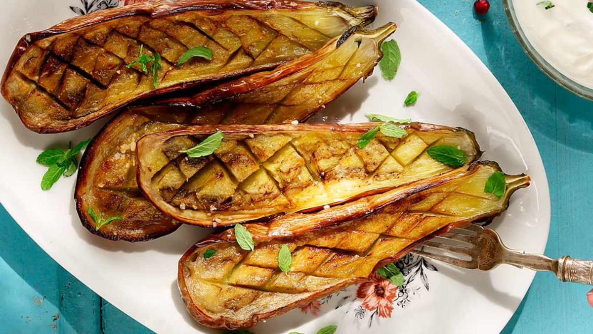 Το πιο ελαφρύ πιάτο: Μελιτζάνα ψητή με σάλτσα γιαούρτι και ρόδι, από την Αργυρώ Μπαρμπαρίγου 1