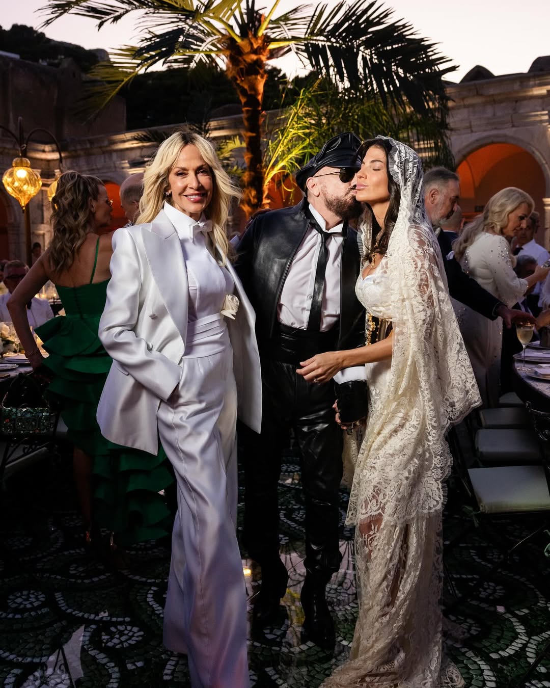 Άννα Βίσση – Ζεύγος Κούστα: Η τουλάχιστον ενδυματολογικά εκκεντρική κοινή φωτογραφία 3