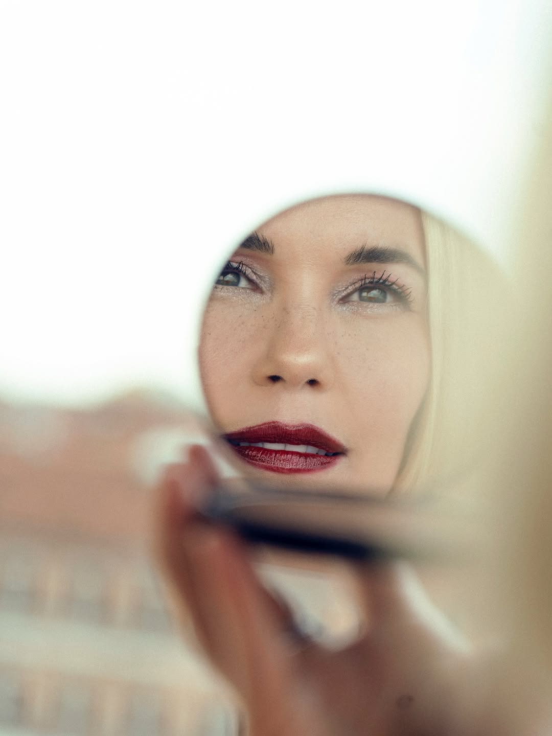 Το φθινοπωρινό beauty secret της Leslie Bibb στο κόκκινο χαλί της Βενετίας 3