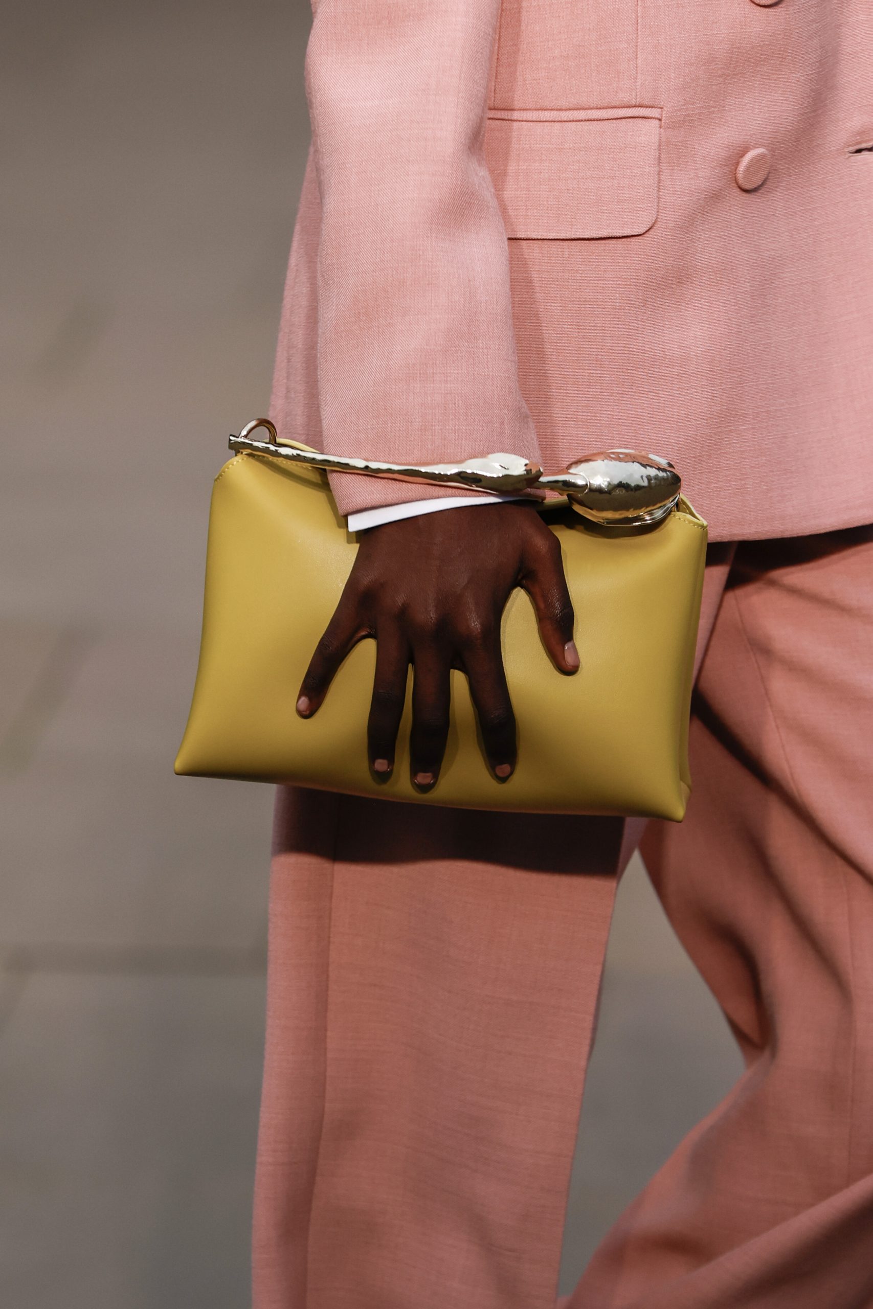 Ξεχάστε τα απλά λουριά – Οι τσάντες φέτος έχουν εντυπωσιακές γλυπτές λαβές 2