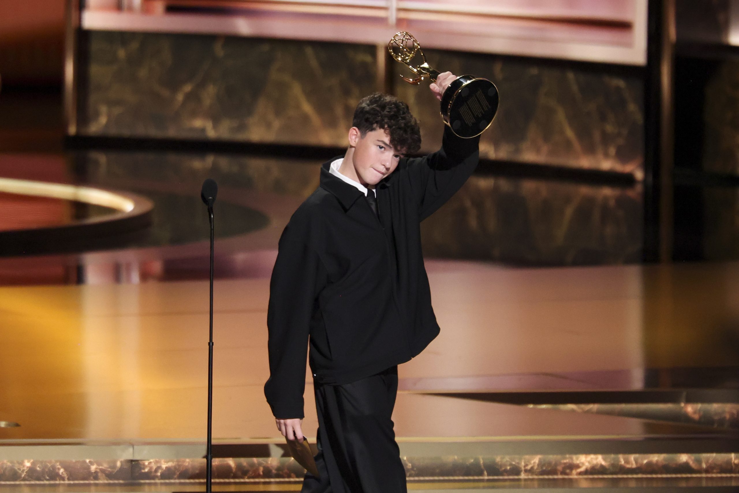 Βραβεία Emmy 2025: Ο 15χρονος Όουεν Κούπερ γράφει ιστορία ως ο νεότερος νικητής 1