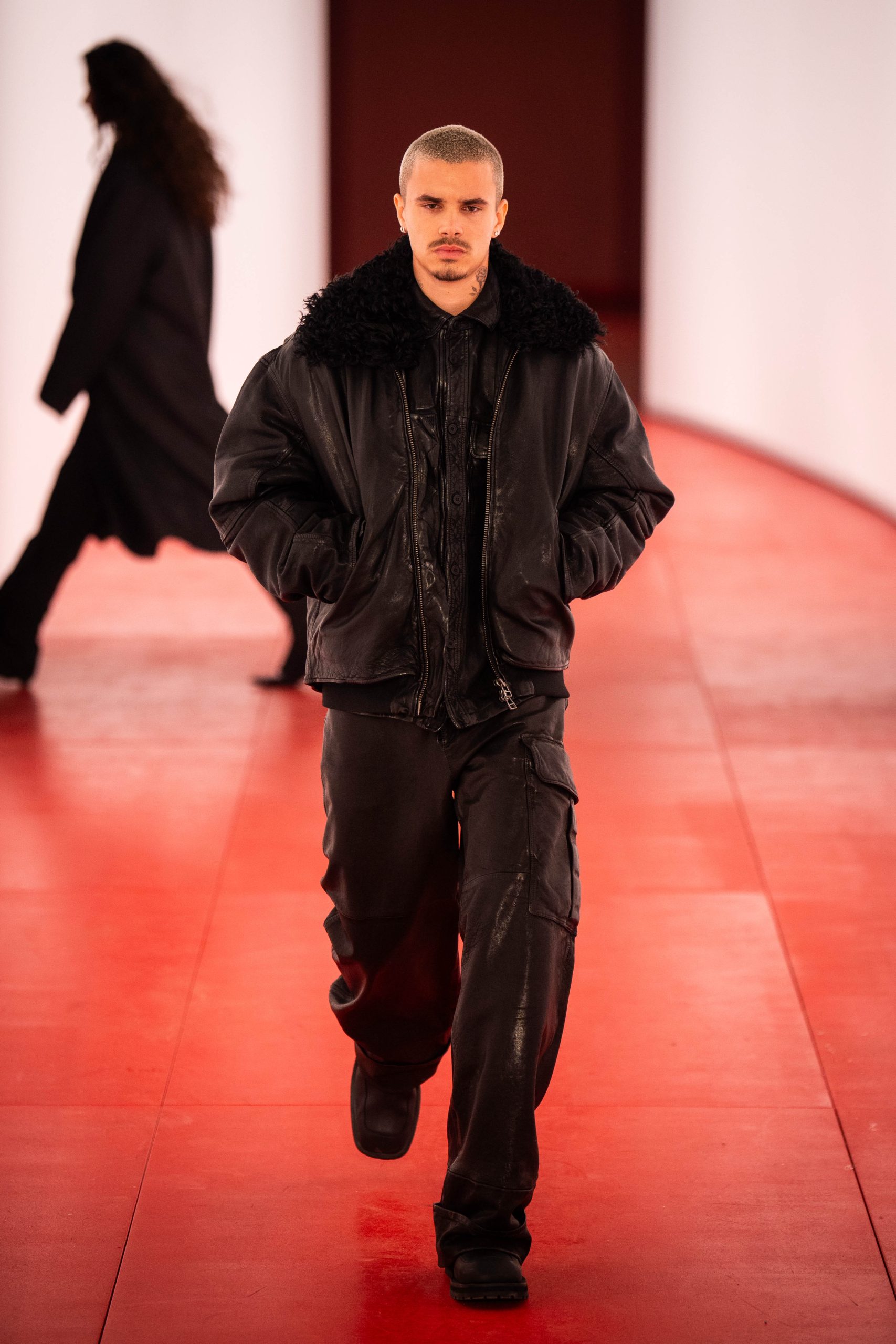 Romeo Beckham: Περπάτησε στην πασαρέλα στην Εβδομάδα Μόδας του Λονδίνου 2