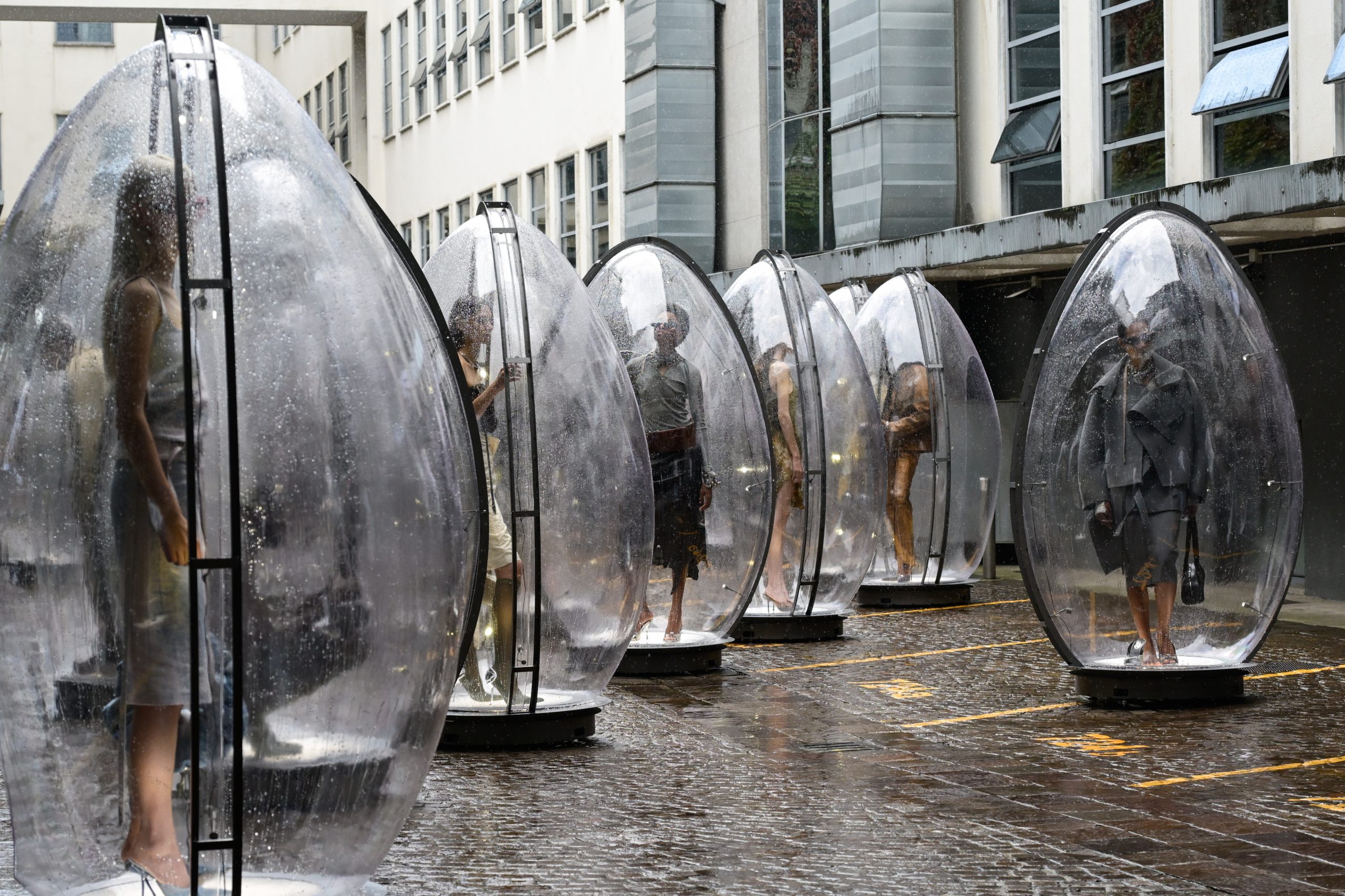 Diesel SS ’26: Τα μοντέλα πόζαραν μέσα σε διάφανα αυγά στους δρόμους του Μιλάνο 1