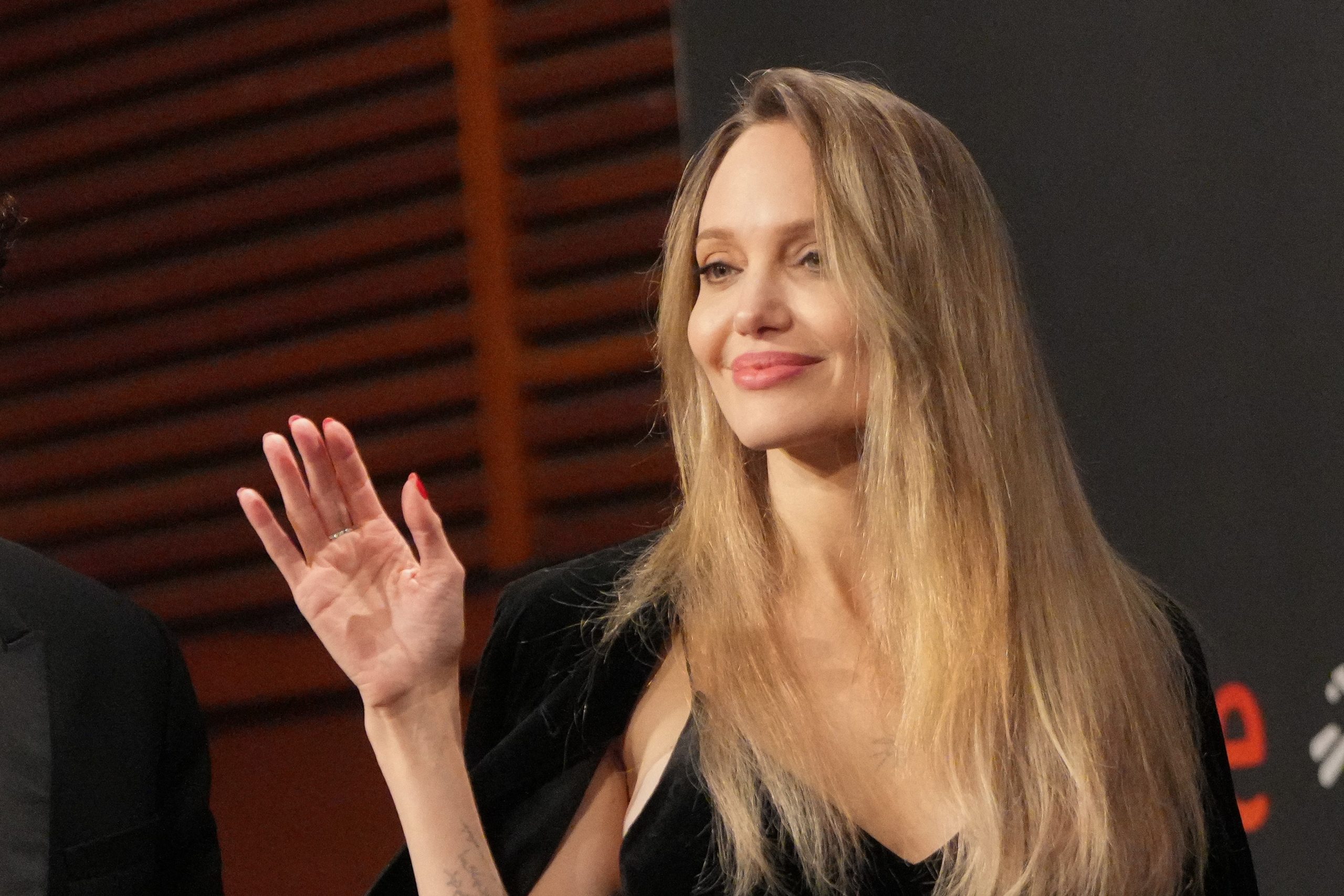 «Δεν αναγνωρίζω πια την Αμερική»- Η σκληρή αλήθεια της Angelina Jolie μετά την αναστολή της εκπομπής του Jimmy Kimmel 1