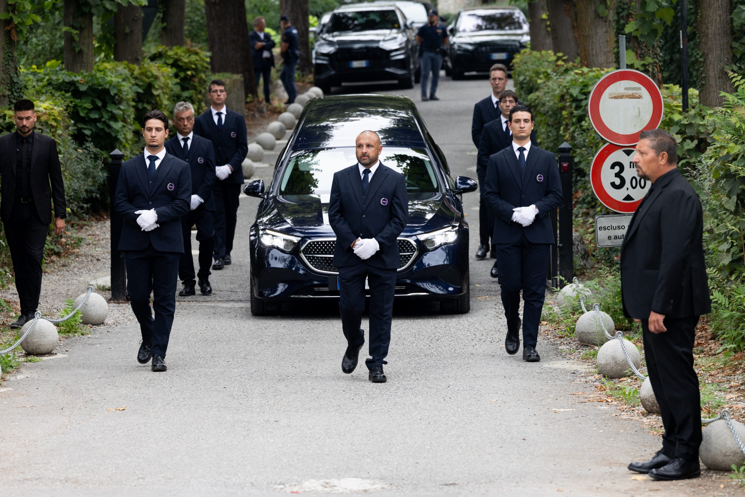 Giorgio Armani: Η σεμνή κηδεία του εμβληματικού σχεδιαστή στο χωριό Ριβάλτα 1