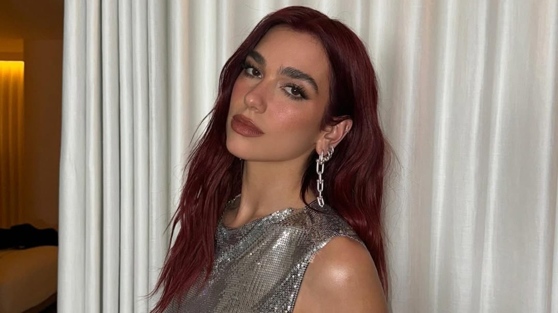 Το deep burgundy είναι το φθινοπωρινό χρώμα μαλλιών με τις περισσότερες αναζητήσεις στo Google 1