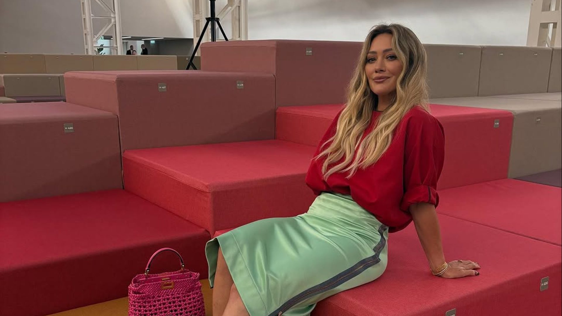 Hilary Duff: Έκανε color blocking στο γαλλικό της και μας έδωσε την πιο ωραία ιδέα για το mani μας 1
