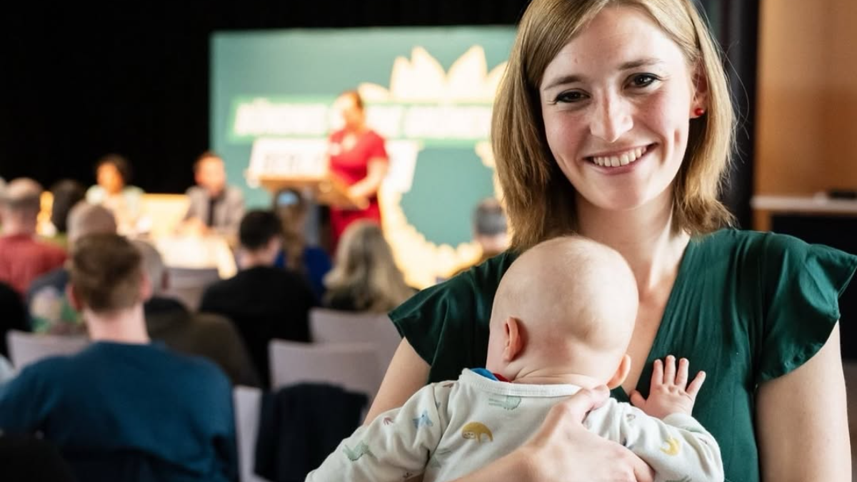 Γερμανίδα βουλευτής μίλησε στο Κοινοβούλιο με το μωρό της αγκαλιά – Οι αντιδράσεις του κόσμου 1