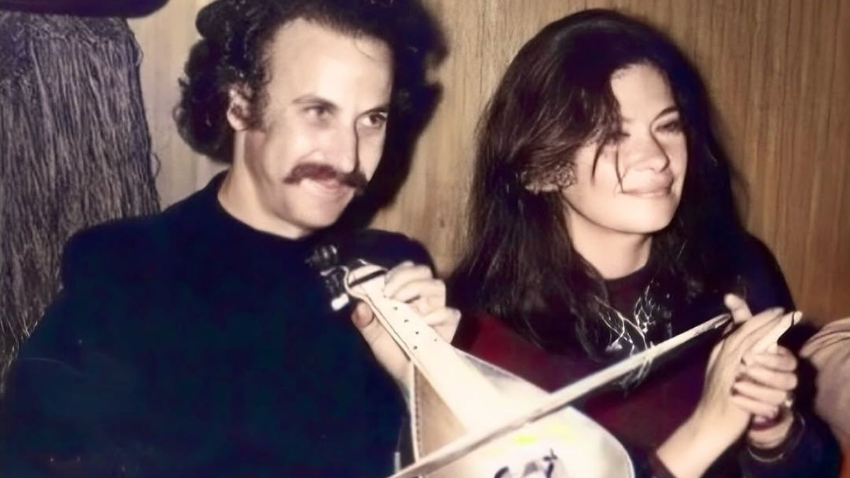 Η Τζένη Καρέζη τη δεκαετία του ’70- Απολαμβάνει την κρητική λύρα του μοναδικού Νίκου Ξυλούρη 1