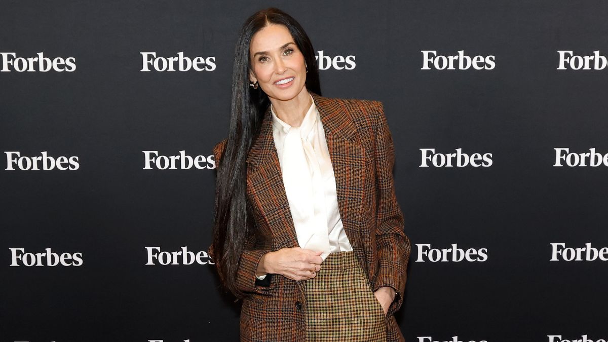 Η Demi Moore επιστρέφει με ένα ακαταμάχητο φθινοπωρινό power suit 1