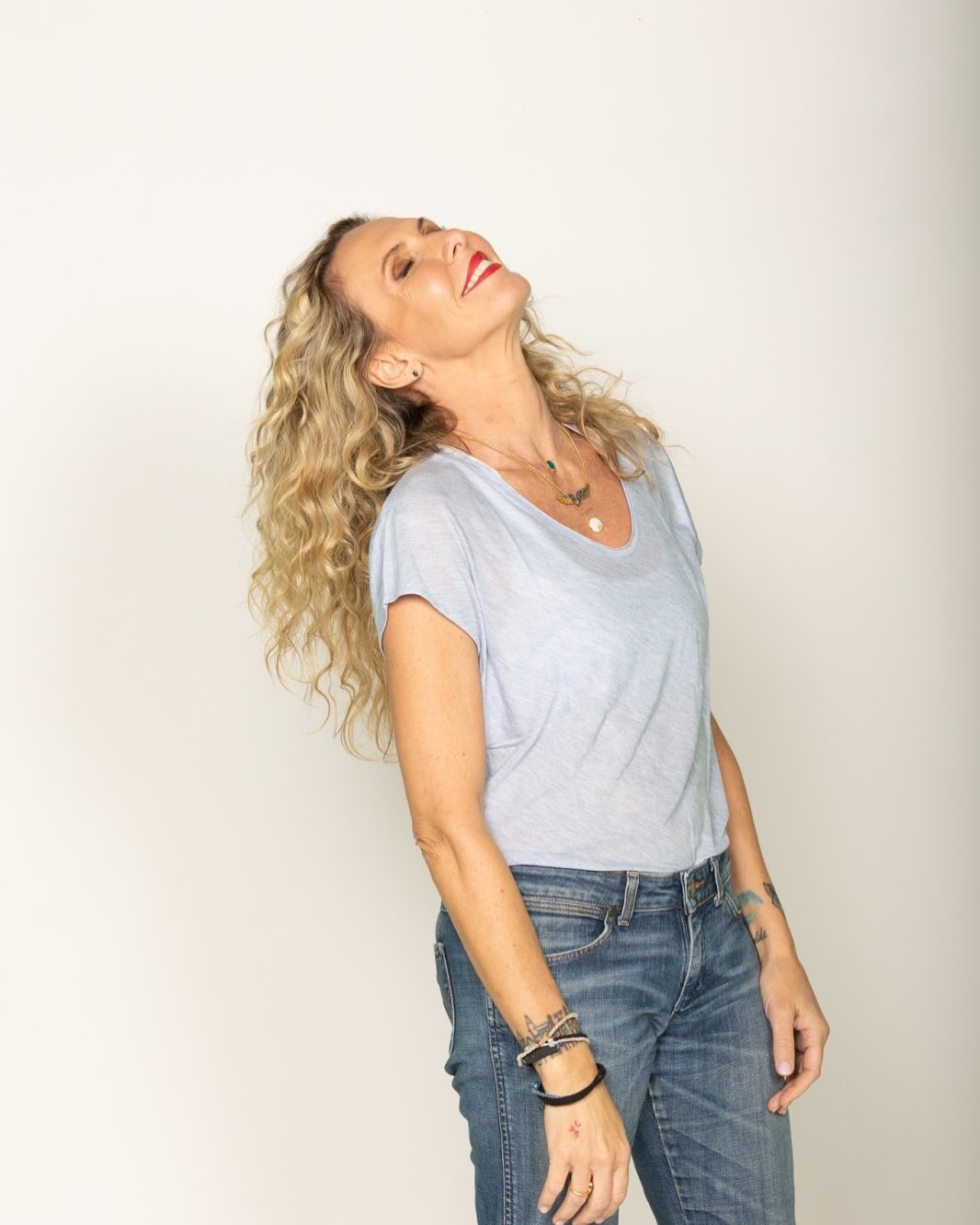 Η Εβελίνα Παπούλια επέστρεψε στο κόκκινο και μας θυμίζει κάτι από το παρελθόν της 4