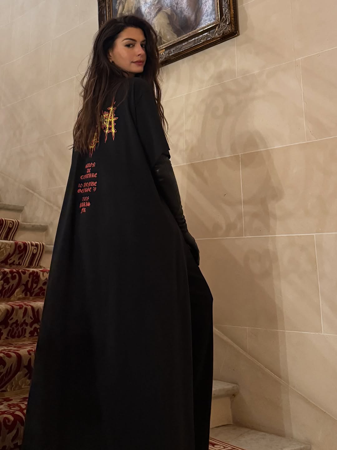 Glamour rock ομορφιά με την υπογραφή της Anne Hathaway στο show του Balenciaga 4