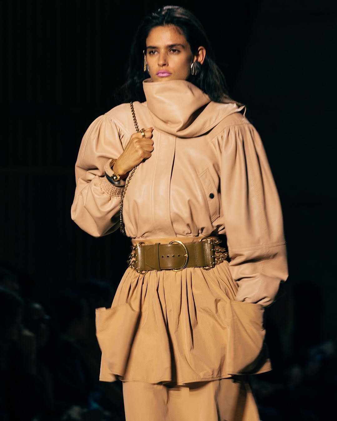 Η έκπληξη στα χείλη: Η απρόσμενη απόχρωση που κυριάρχησε στα looks του οίκου Chloé 5