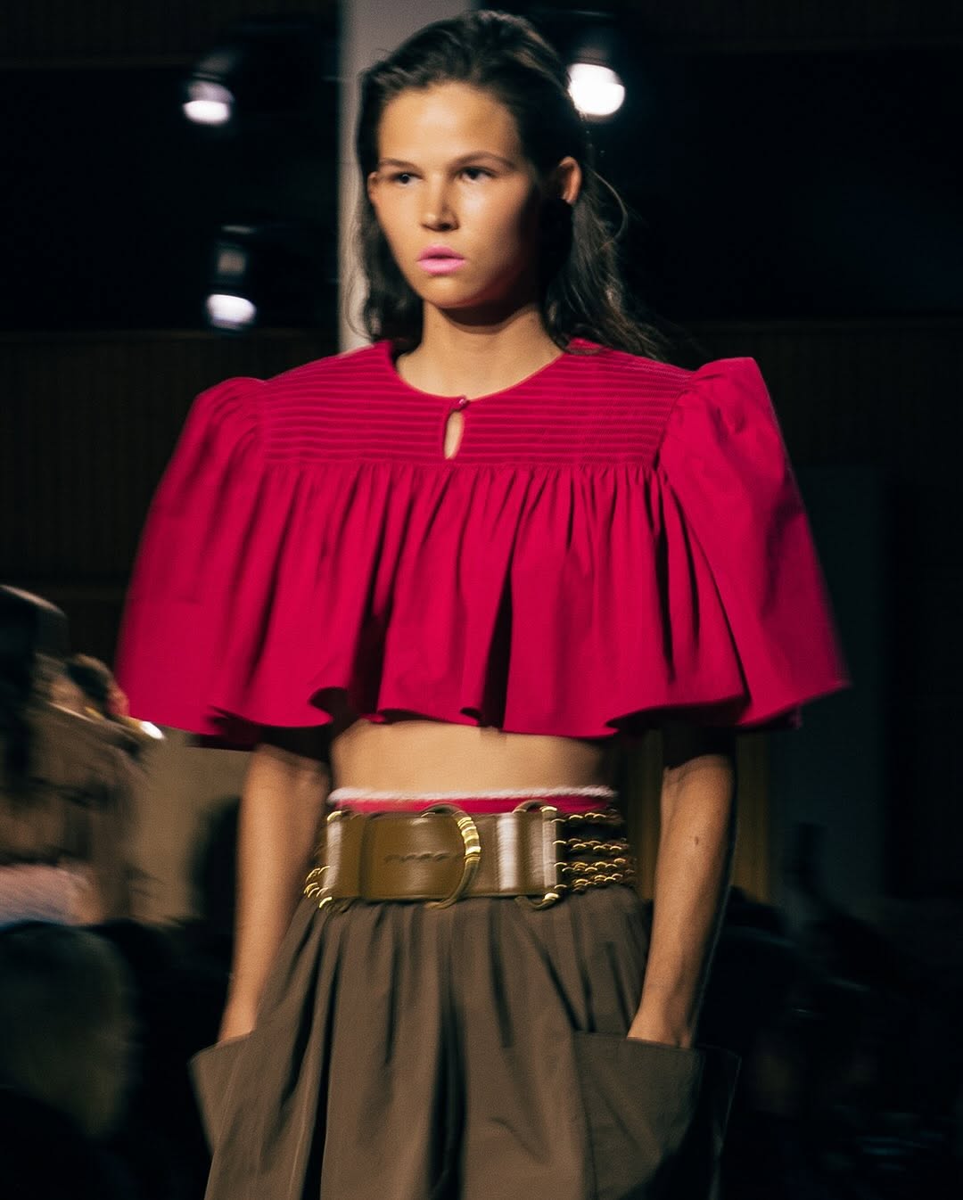 Η έκπληξη στα χείλη: Η απρόσμενη απόχρωση που κυριάρχησε στα looks του οίκου Chloé 3