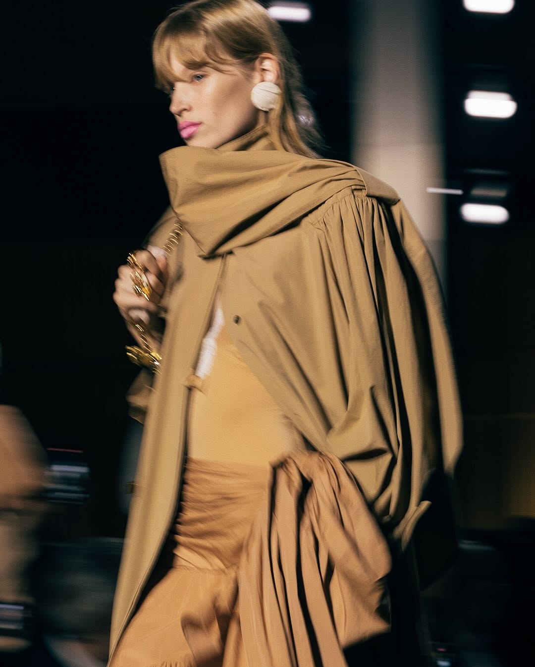 Η έκπληξη στα χείλη: Η απρόσμενη απόχρωση που κυριάρχησε στα looks του οίκου Chloé 4