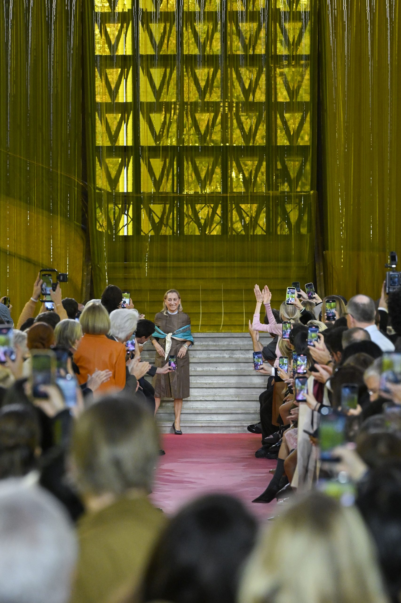 Η Miuccia Prada έχει τον δικό της τρόπο να φοράει το μαντήλι που θα αντιγράψουμε 2