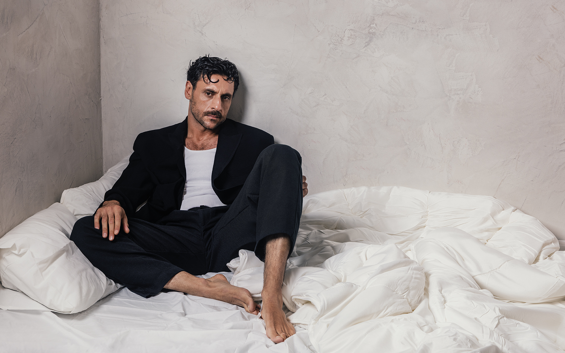 Γιώργος Χρυσοστόμου: «Οτιδήποτε κι αν έχει συμβεί στα υπαρξιακά μου, αυτό που ζω τώρα είναι ό,τι πιο ανέμελο» 1