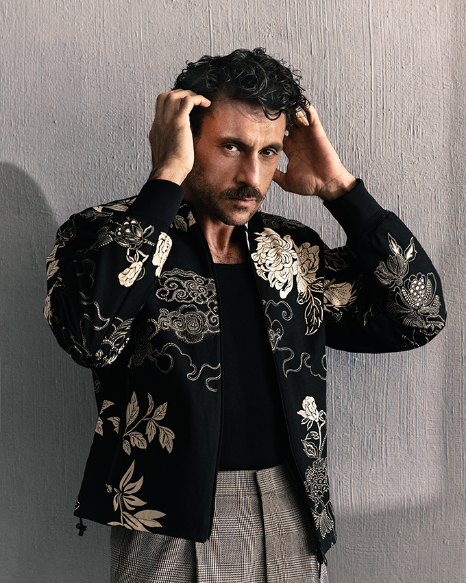 Γιώργος Χρυσοστόμου: «Οτιδήποτε κι αν έχει συμβεί στα υπαρξιακά μου, αυτό που ζω τώρα είναι ό,τι πιο ανέμελο» 5