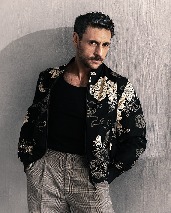 Γιώργος Χρυσοστόμου: «Οτιδήποτε κι αν έχει συμβεί στα υπαρξιακά μου, αυτό που ζω τώρα είναι ό,τι πιο ανέμελο» 5