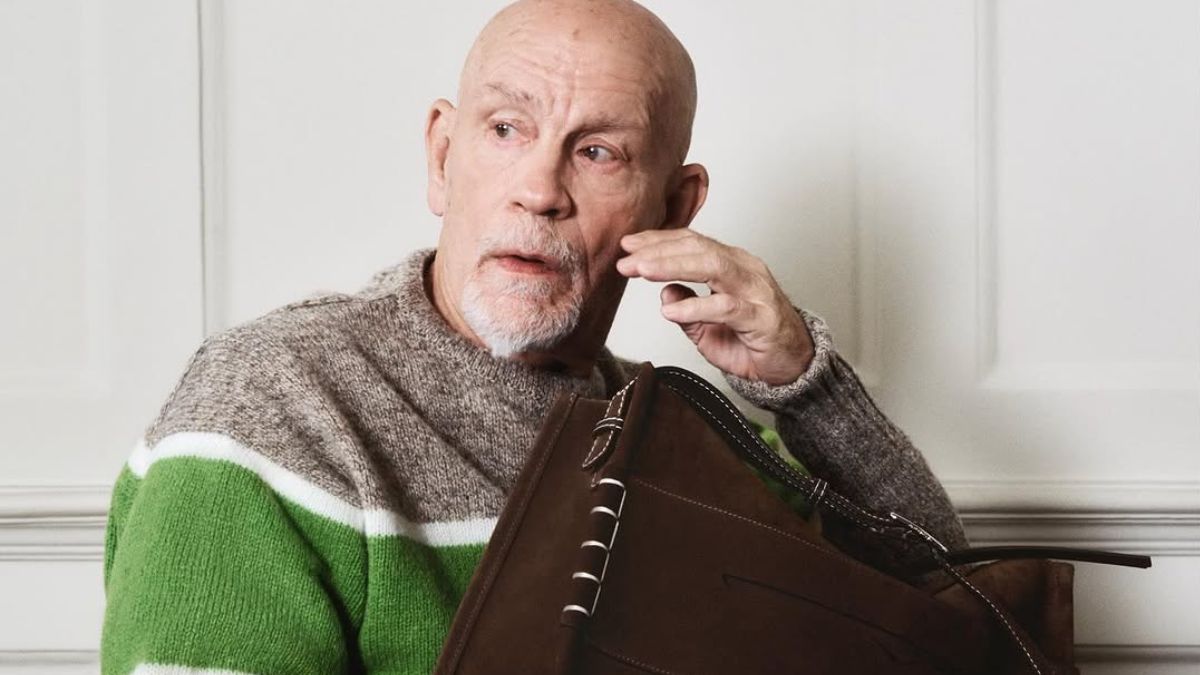 Ο John Malkovich πρωταγωνιστεί στη νέα καμπάνια του JW Anderson 1