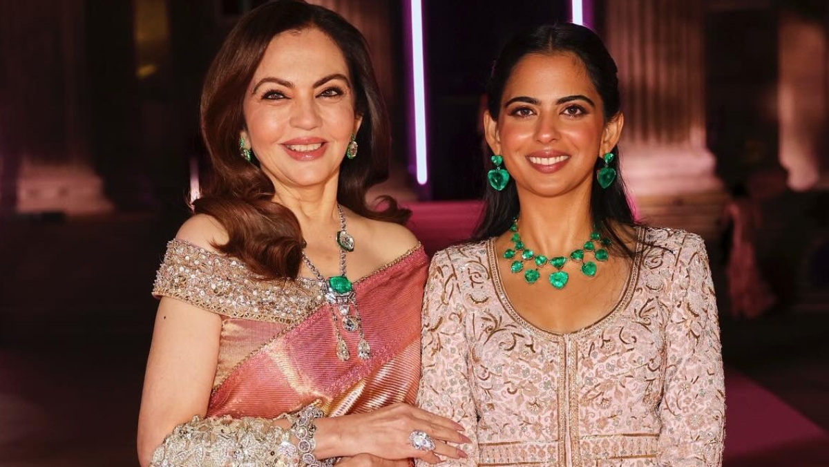 Isha και Nita Ambani: Έδειξαν στο Λονδίνο τι θα πει πολυτέλεια ντυμένες με σμαράγδια και κρύσταλλα 1