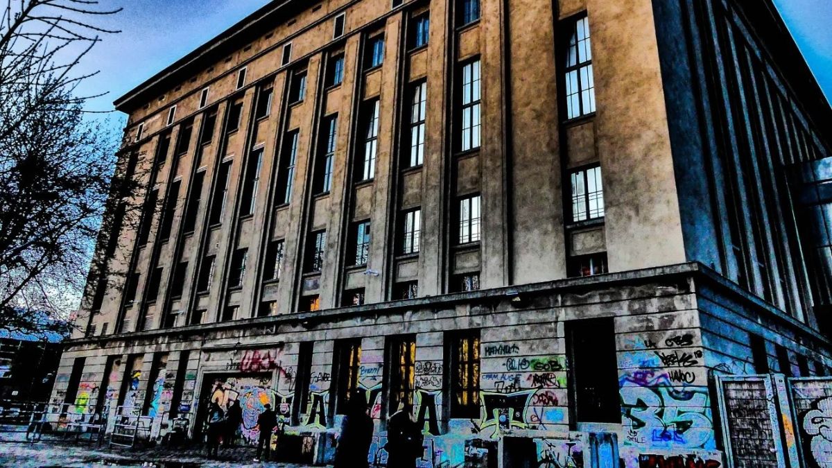 Berghain: H ιστορία του πιο εμβληματικού κλαμπ του Βερολίνου και ενός από τα πιο μυστηριώδη του κόσμου