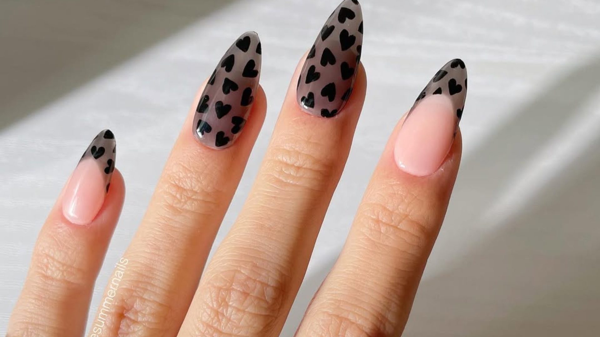 Black French mani: 5 nail designs που είναι έμπνευση 1