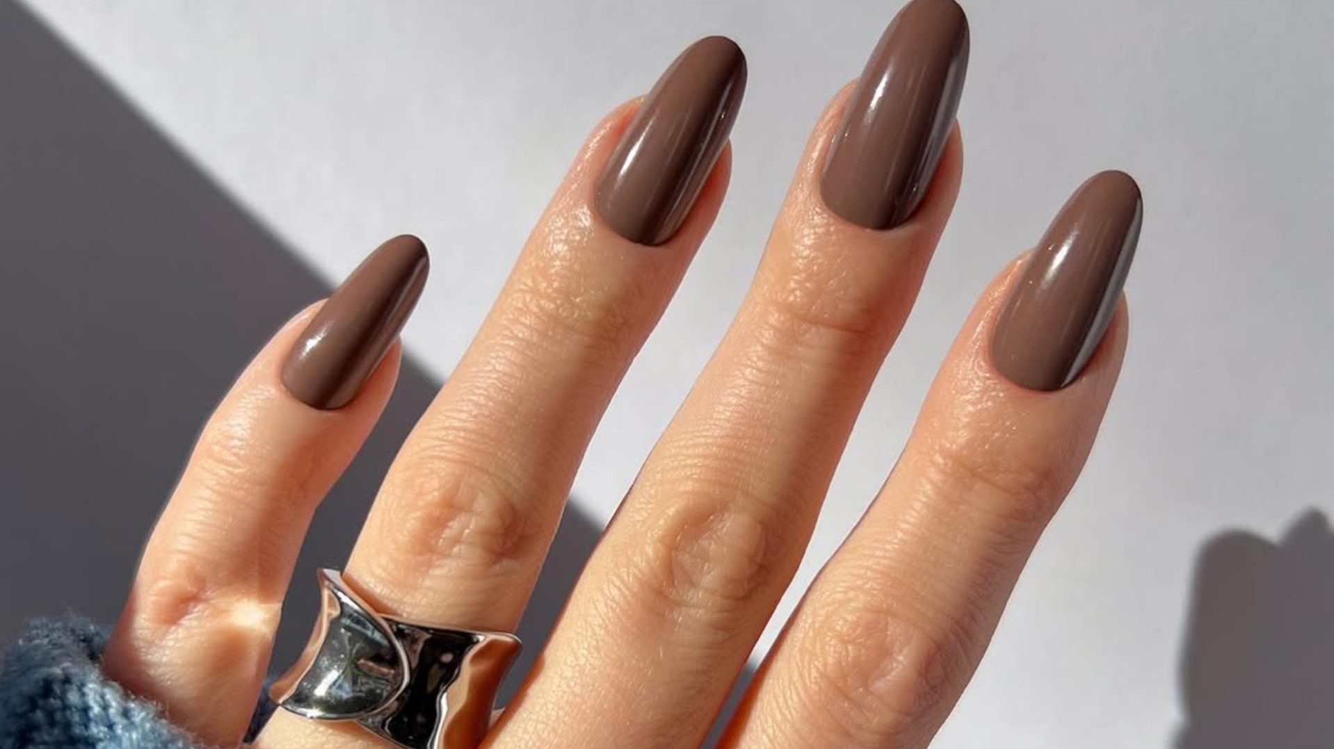 Το καφέ είναι το νέο μαύρο (και) στο mani: 7 nail designs που εντυπωσιάζουν 1