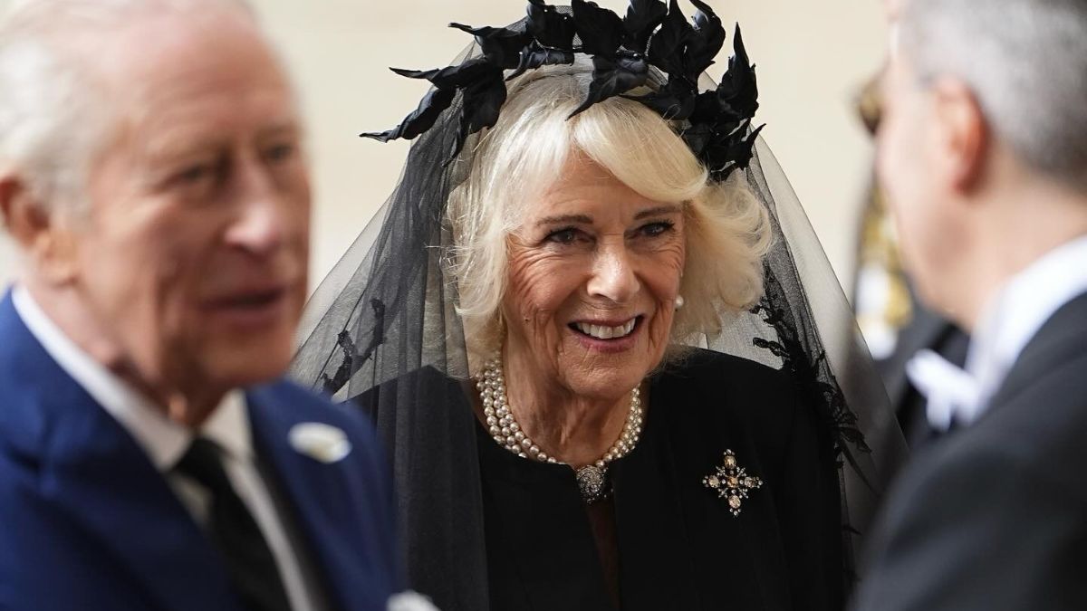 Ο λόγος που η Καμίλα φόρεσε μαύρα στη συνάντηση με τον Πάπα και το headpiece που κάποιοι πέρασαν για Halloween κοστούμι 1