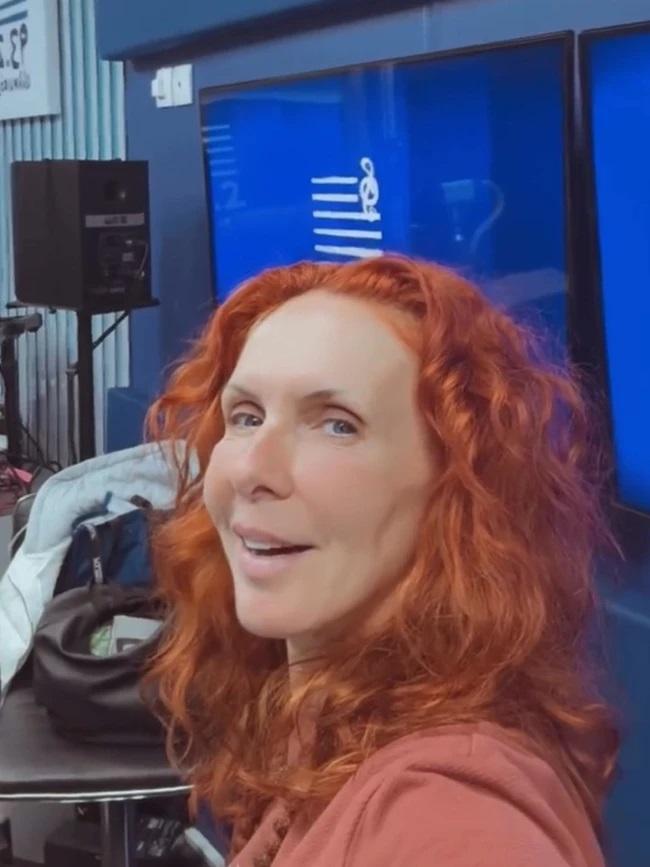 Η Εβελίνα Παπούλια επέστρεψε στο κόκκινο και μας θυμίζει κάτι από το παρελθόν της 3