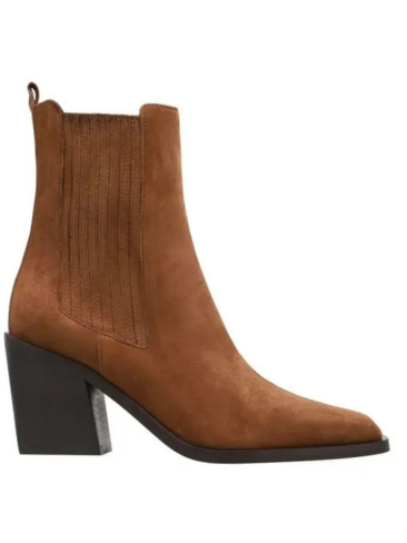 Οι cowboy boots επιστρέφουν -Πώς να τις φορέσετε το 2025, plus, οι ωραιότερες 4