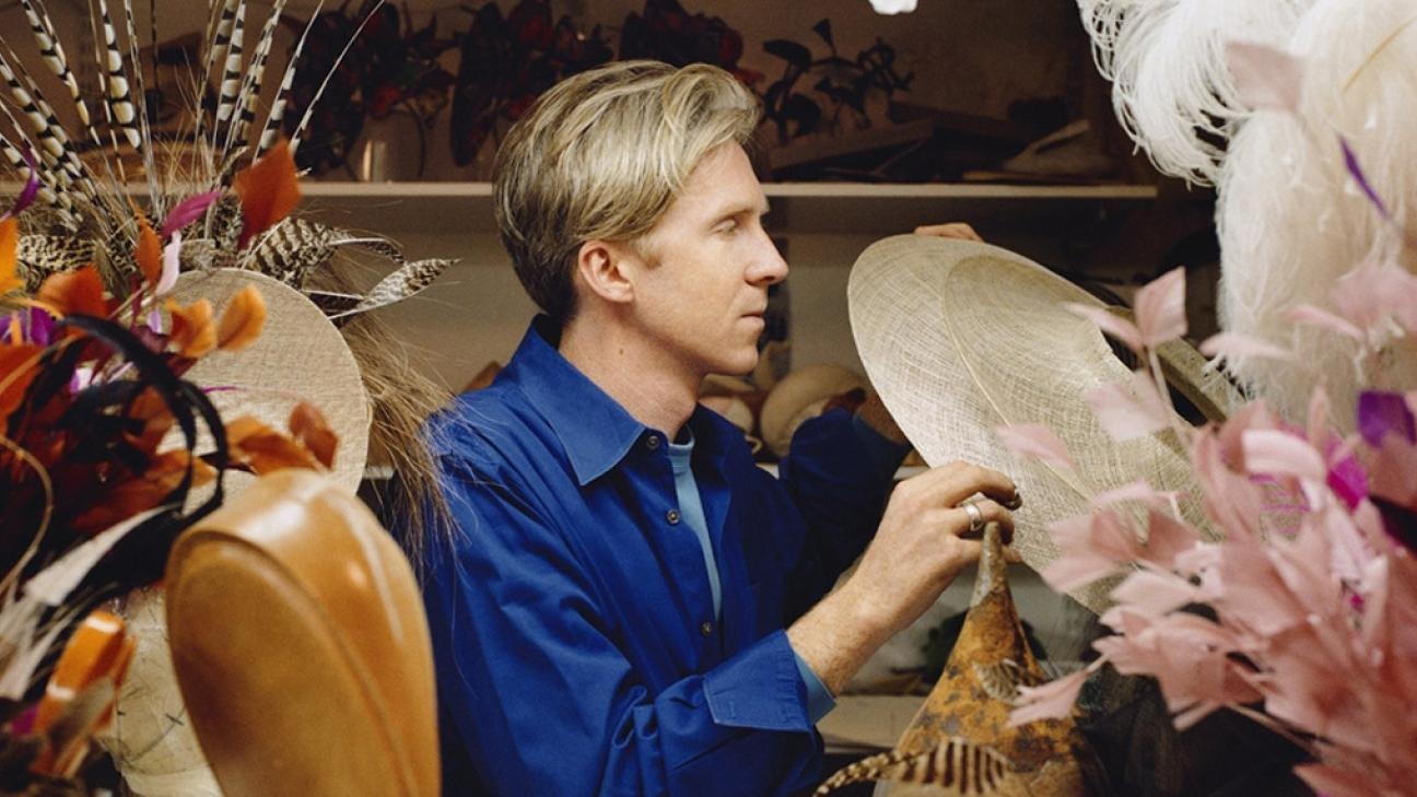 Philip Treacy: Ο θρυλικός milliner πίσω από τα πιο εντυπωσιακά βασιλικά καπέλα και ανατρεπτικά headpieces (όπως αυτό της Καμίλα) 1