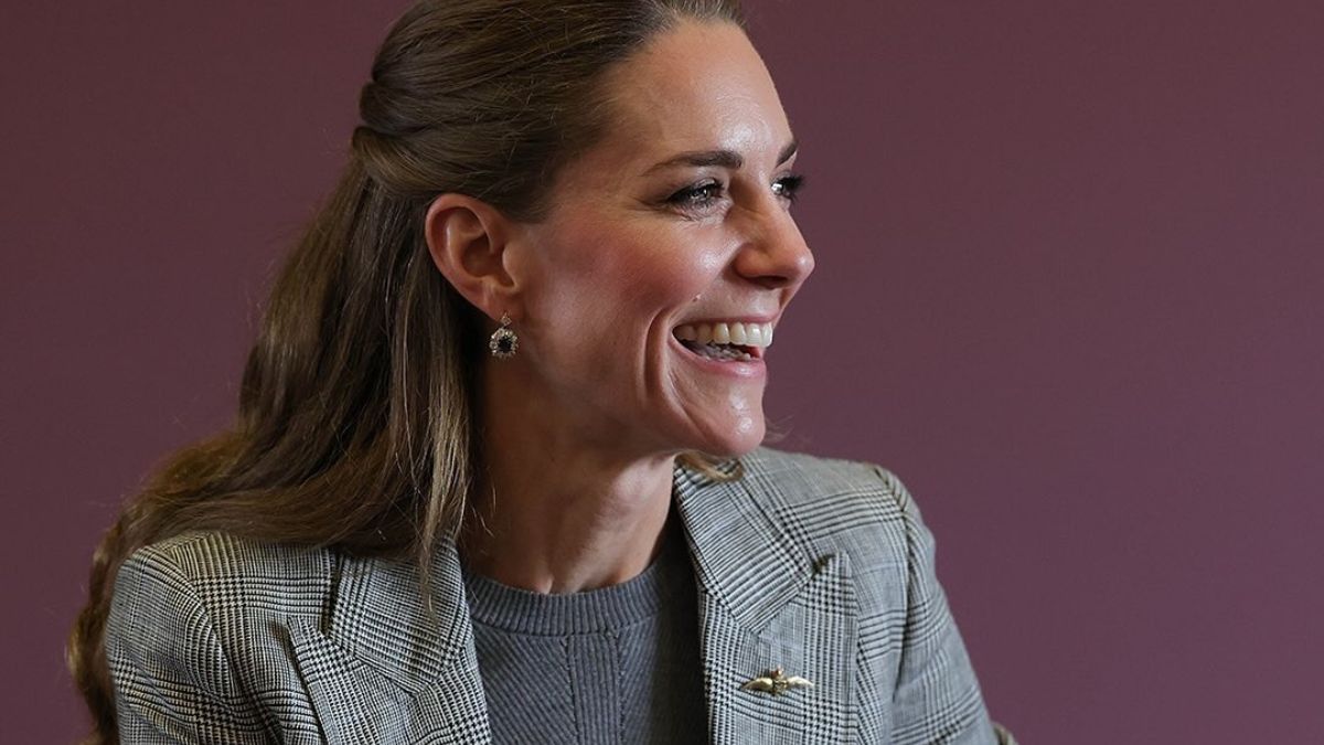 Η Kate Middleton με γκρι κοστούμι στο νέο της βασιλικό ρόλο 1