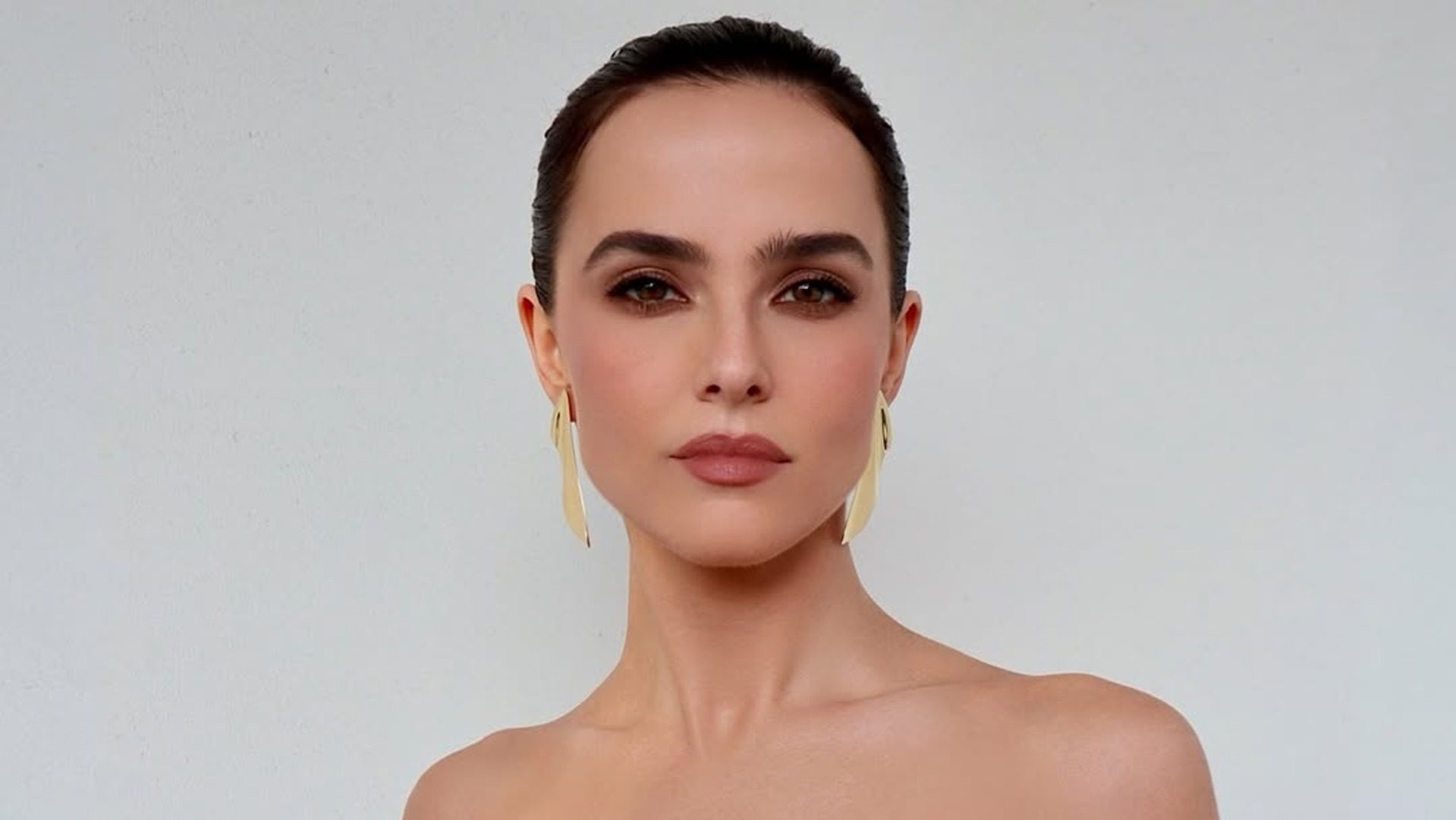 5 makeup looks που θα σας κάνουν να ερωτευθείτε την καφέ μάσκαρα 1