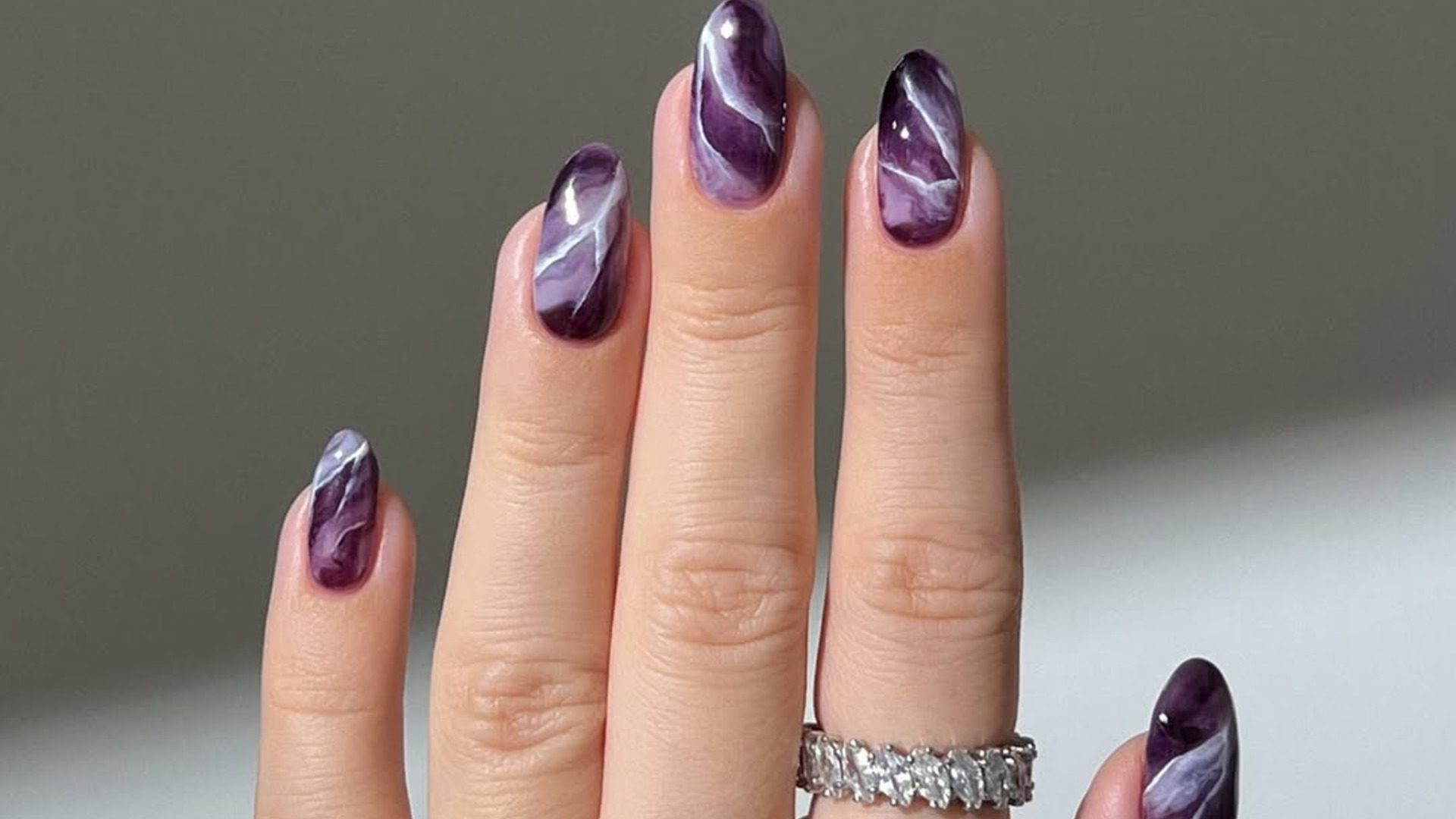Δαμασκηνί νύχια: Τα nail designs που πρέπει να αντιγράψετε… χθες! 1