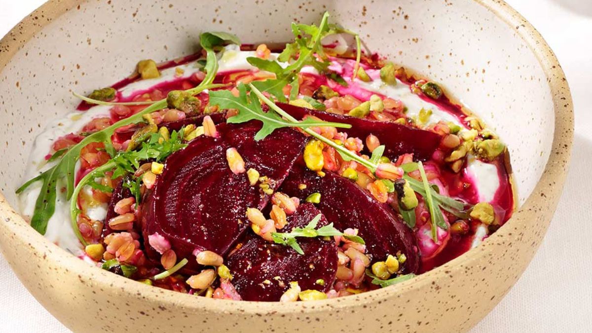 Η απόλυτη φθινοπωρινή σαλάτα από την Αργυρώ Μπαρμπαρίγου- Με παντζάρι και γιαούρτι 1