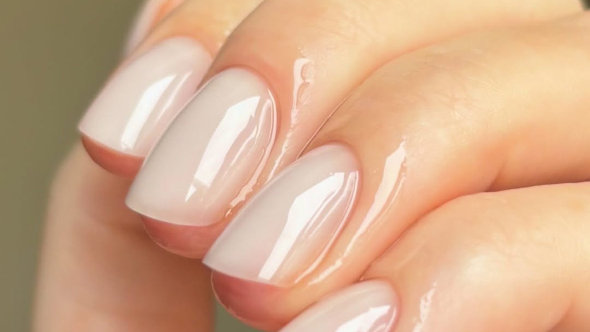 Vanilla Glass nails: Το πιο κομψό και μίνιμαλ μανικιούρ του φθινοπώρου 1