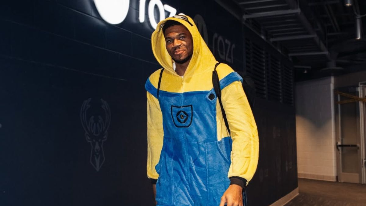 Ο Γιάννης Αντετοκούνμπο σε κλίμα Halloween- Μεταμορφώθηκε στο ψηλότερο Minion που έχετε δει