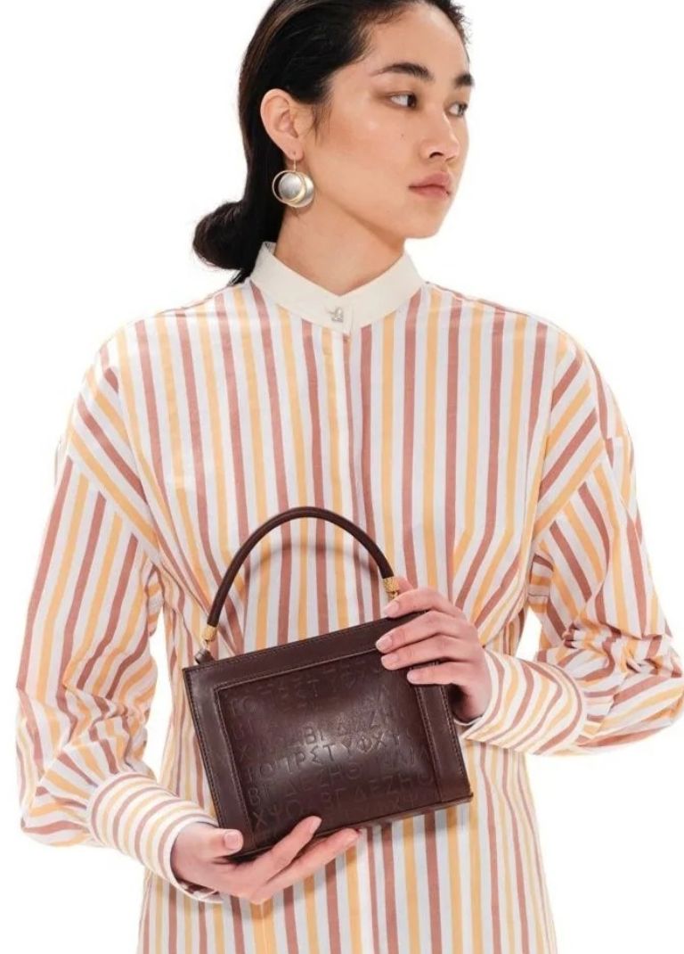 Η βασίλισσα Καμίλα και η δερμάτινη τσάντα από ελληνικό brand- Στολισμένη με το ελληνικό αλφάβητο 2