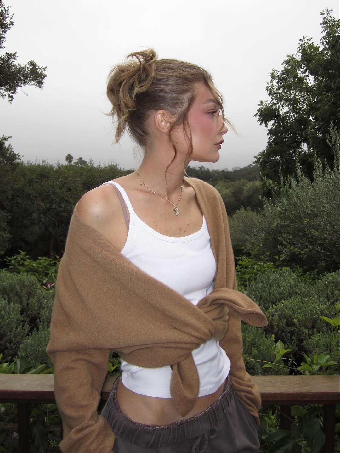 Gigi Hadid: Το έντονο ρουζ είναι ο απόλυτος πρωταγωνιστής στο μακιγιάζ της 3