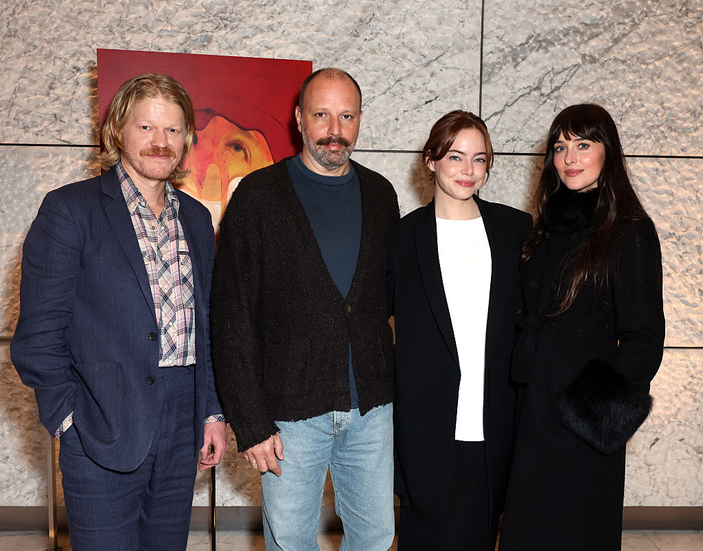 H Dakota Johnson στον Γιώργο Λάνθιμο: «Υπάρχουν κι άλλες ηθοποιοί ξέρεις εκτός από την Emma Stone» 1